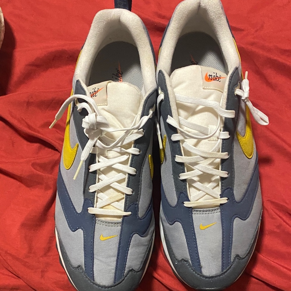 Nike Men's Blue and Yellow Athletic Sneakers